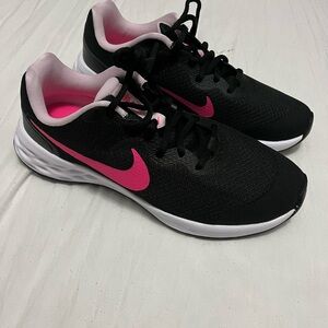 Nike Women's Athletic Shoes in Black and Pink